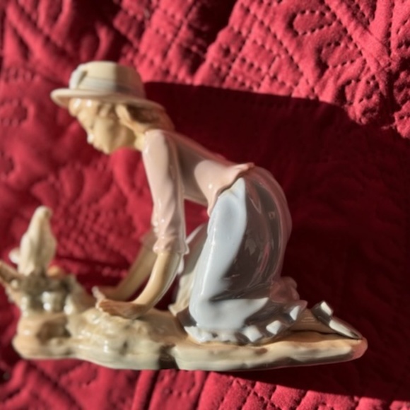 Lladro figurine, vintage figurine Caressing the Dove  BEAUTIFUL!! - Picture 2 of 9